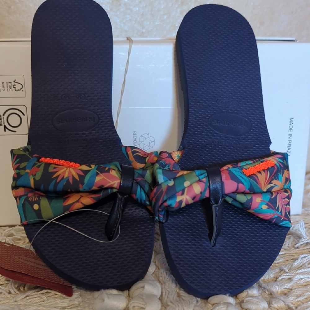 Havianas NWT 6 Navy Floral Flip Flops